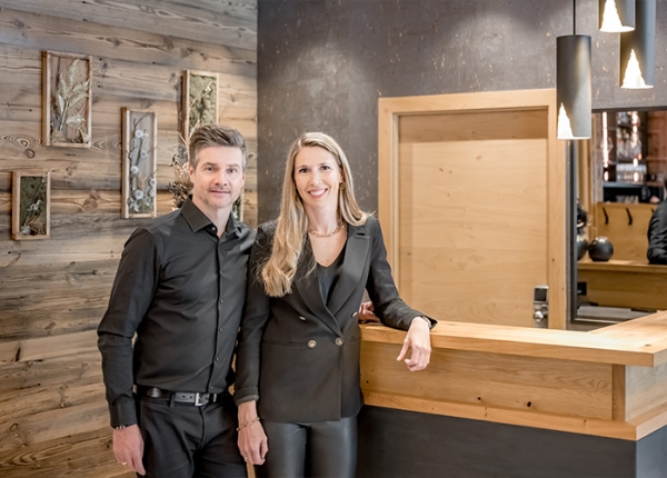 Woman and man in front of the reception desk